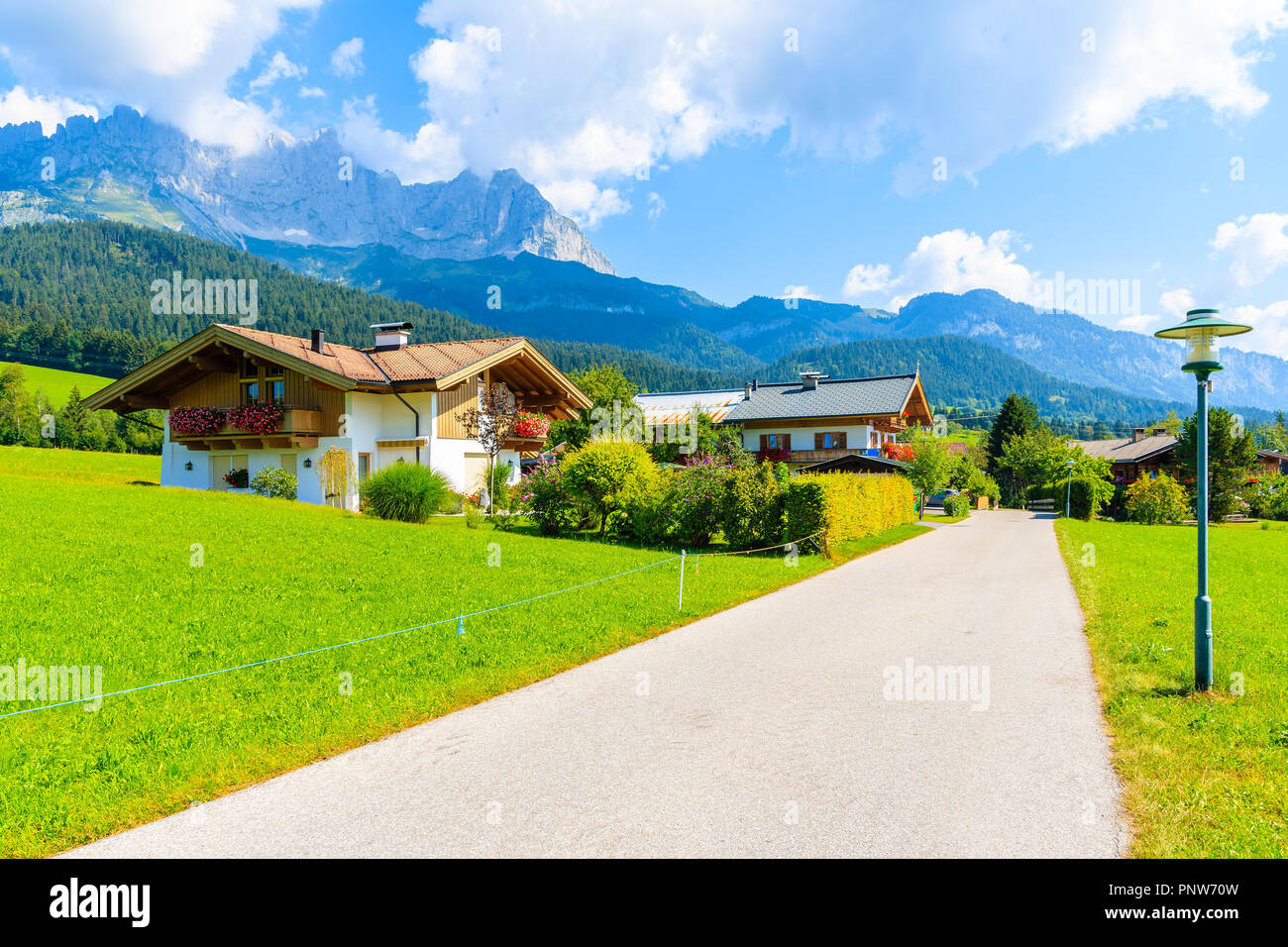 Strada a Going am Wilden Kaiser villaggio montano su soleggiate giornate estive e bella tradizionali case decorate con fiori, Tirolo, Austria Foto Stock