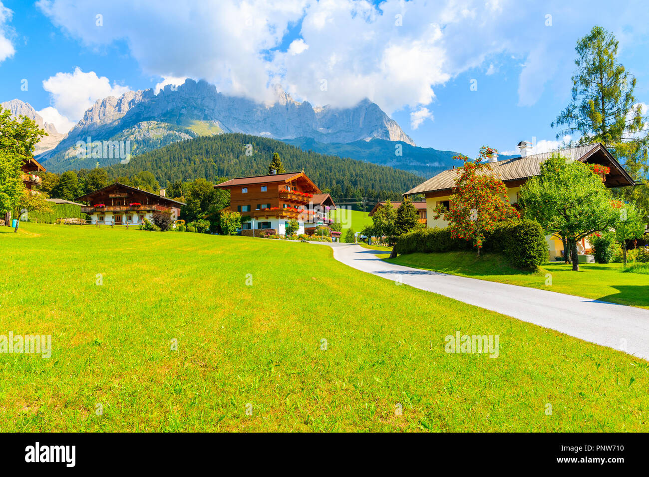 Strada a Going am Wilden Kaiser villaggio montano su soleggiate giornate estive e bella tradizionali case decorate con fiori, Tirolo, Austria Foto Stock