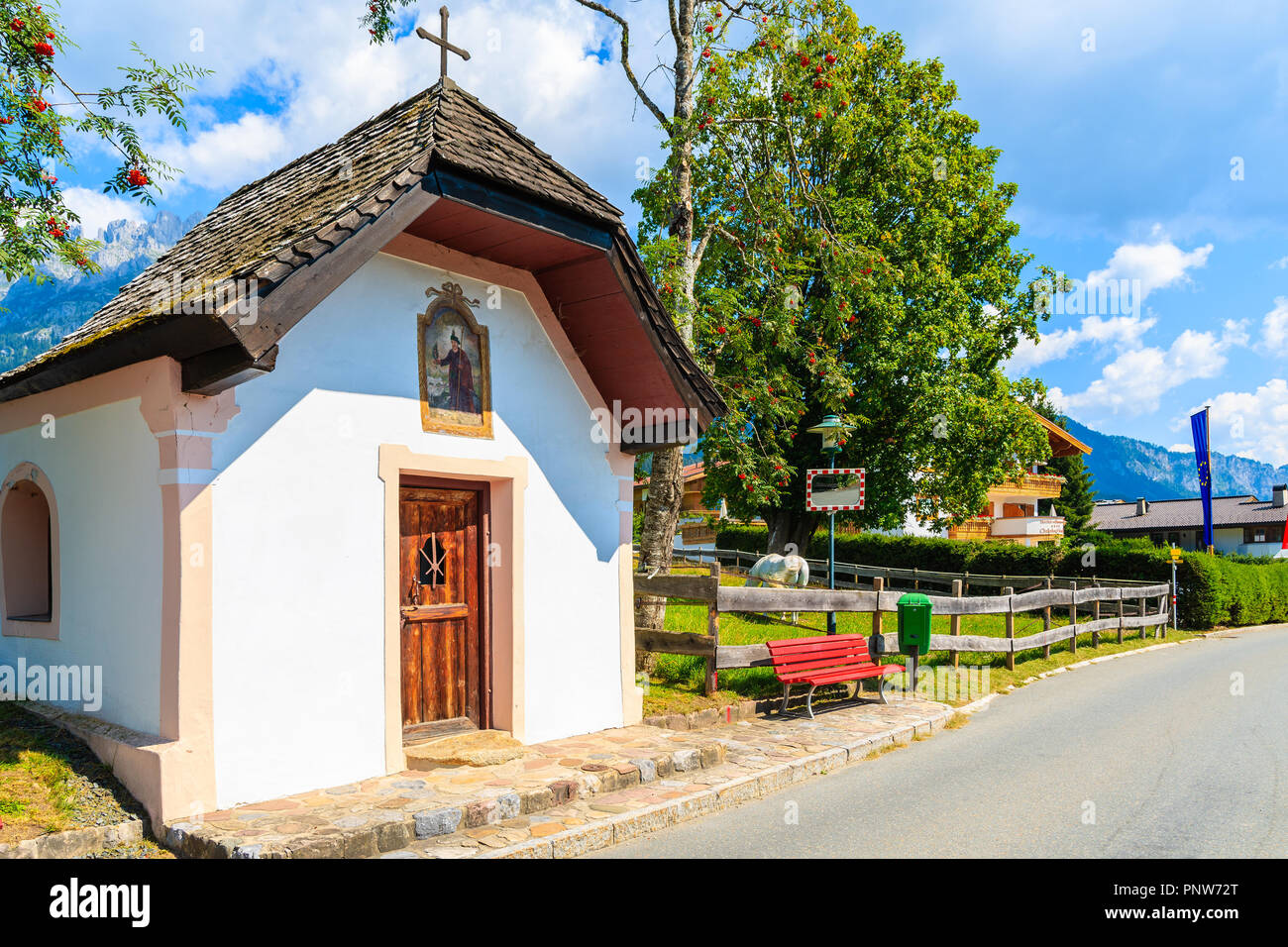 La piccola cappella a Going am Wilden Kaiser villaggio montano su soleggiate giornate estive, Tirolo, Austria Foto Stock