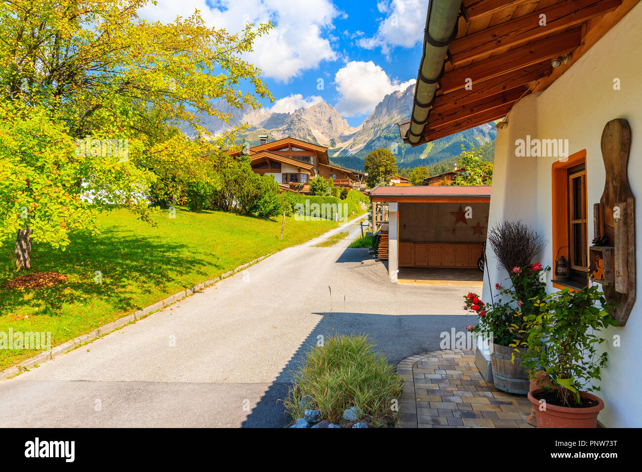 Strada a Going am Wilden Kaiser villaggio montano su soleggiate giornate estive e bella tradizionali case decorate con fiori, Tirolo, Austria Foto Stock