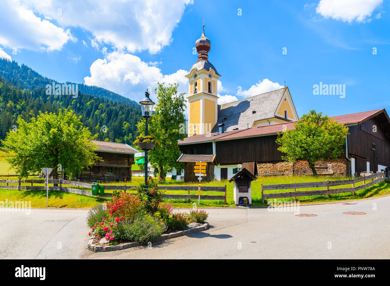 Chiesa sul prato verde a Going am Wilden Kaiser villaggio montano su soleggiate giornate estive, Tirolo, Austria Foto Stock