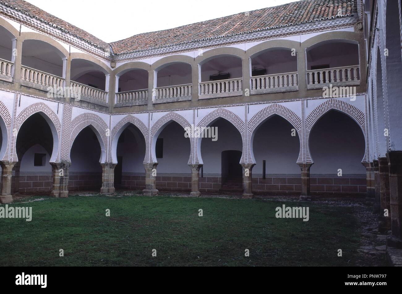 Il patio del PALACIO DE SOTOFERMOSO - EL PISO BAJO ES MUDEJAR DE PRINCIPIOS DEL SIGLO XV Y EL PISO ALTO ES RENACENTISTA DEL SIGLO XVI. Posizione: PALACIO DE SOTOFERMOSO. ABADIA. CACERES. Spagna. Foto Stock