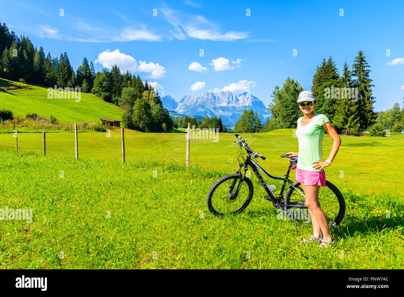 KITZBUHEL, Austria - 30 LUG 2018: giovane donna ciclista che posano per una foto in bella estate paesaggio delle Alpi, Austria. Foto Stock