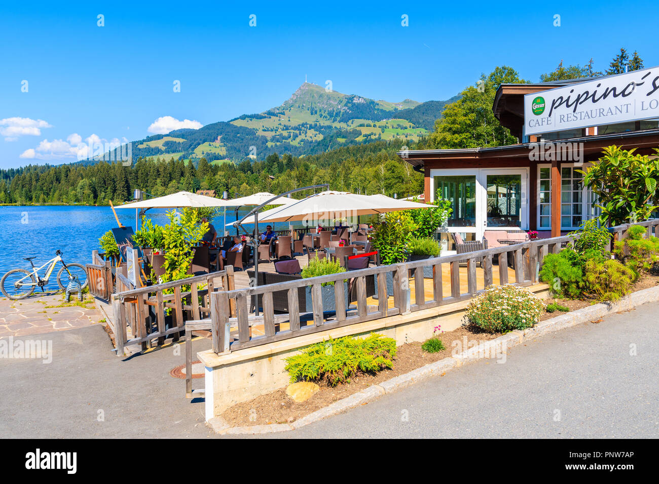 Tirolo, Austria - 30 LUG 2018: ristorante sulla riva del lago Schwarzsee sulla bella soleggiata giornata estiva vicino a Kitzbuhel. Questo idilliaco lago è uno del wa Foto Stock