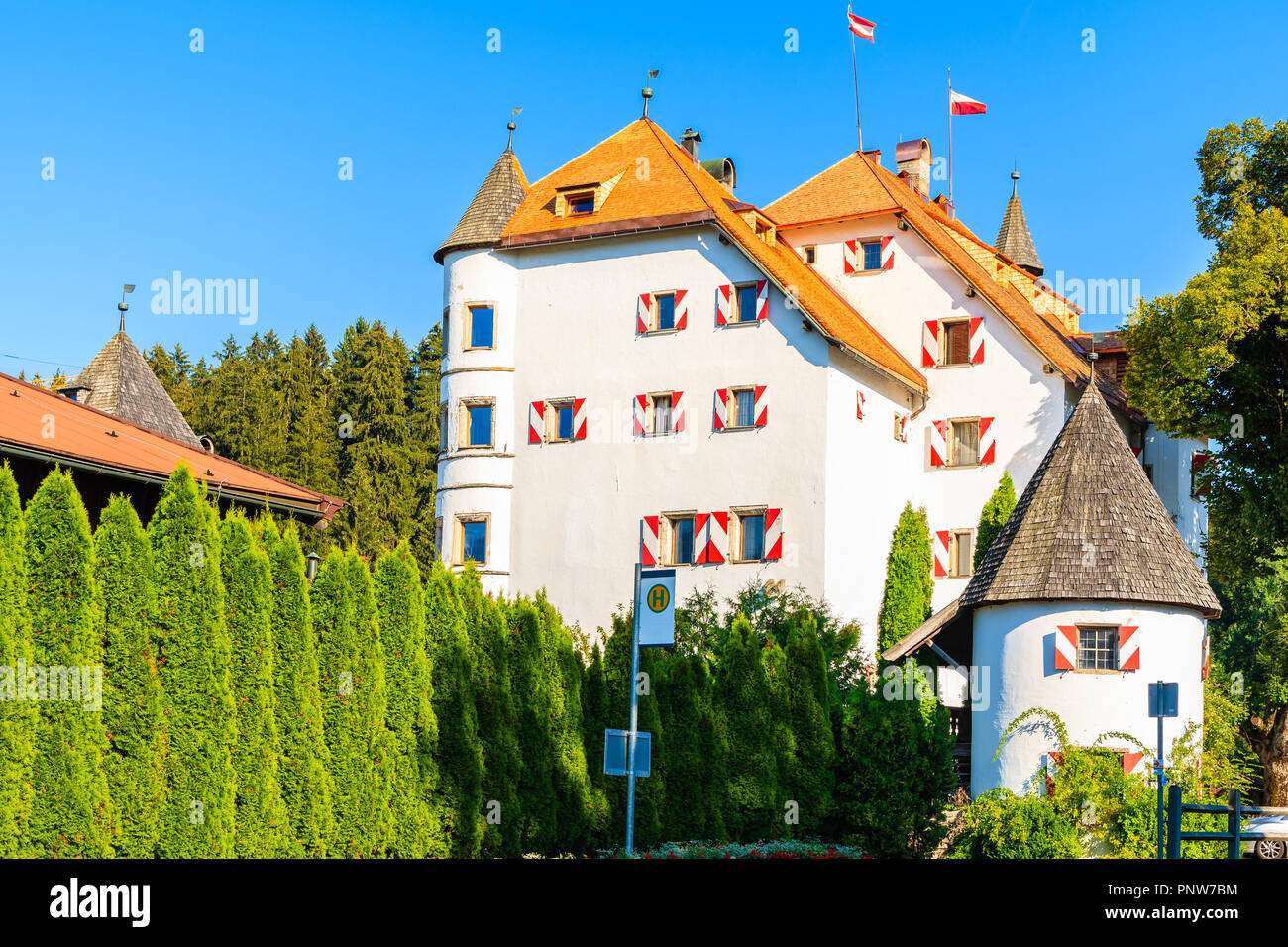Edificio bianco del castello in Reith bei Kitzbuhel villaggio sulla soleggiata giornata estiva, Tirolo, Austria Foto Stock