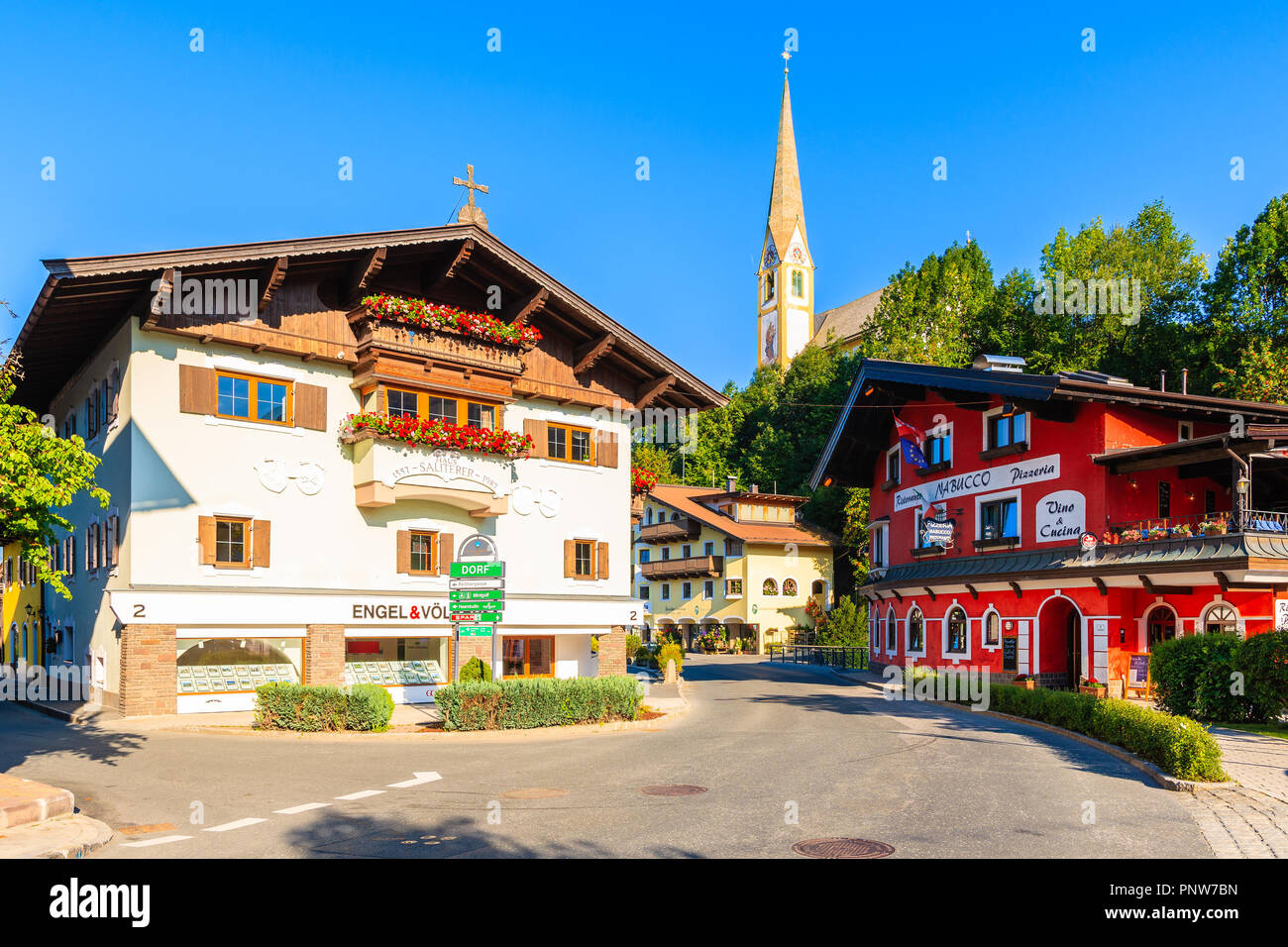 KIRCHBERG IN TIROL TOWN, Austria - 30 LUG 2018: case sulla strada di Kitzbuhel città in estate. È popolare austriaco sport invernali destinazioni. Foto Stock