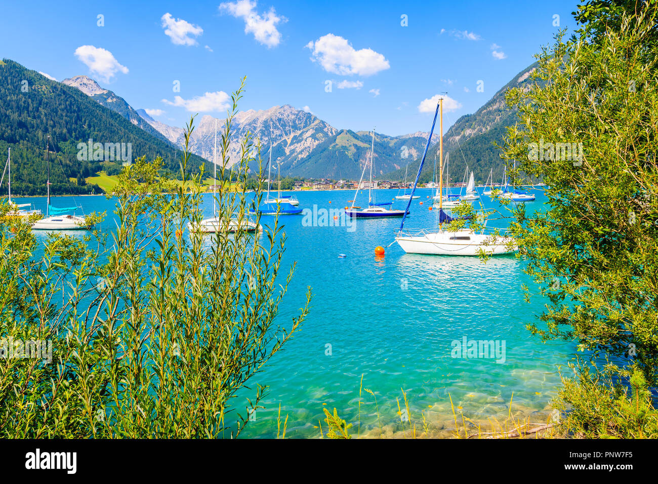 Barche a vela sul bellissimo lago Achensee su soleggiate giornate estive, Tirolo, Austria Foto Stock