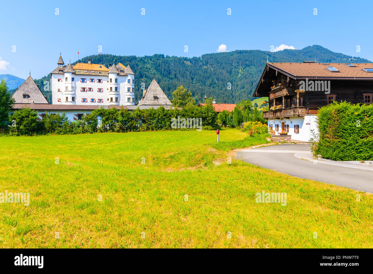 Vista del castello vicino Reith bei Kitzbuhel su estate giornata soleggiata, Tirolo, Austria Foto Stock