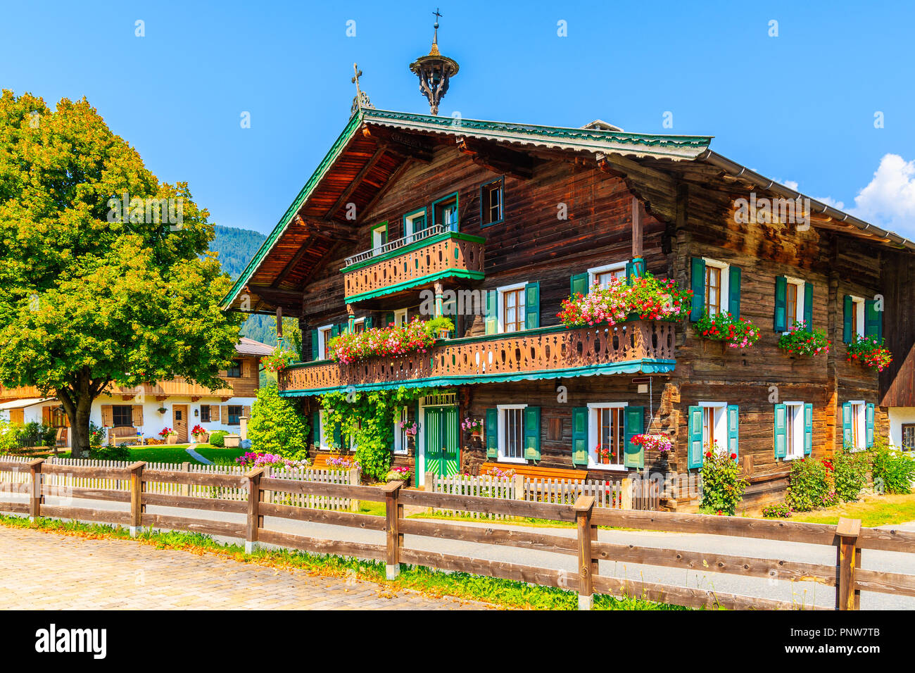 Tradizionale casa di legno decorate con fiori in Reith bei Kitzbuhel village, Tirolo, Austria Foto Stock