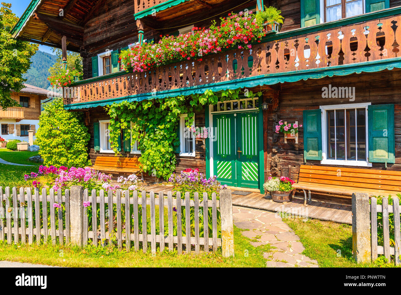 Tradizionale casa di legno decorate con fiori in Reith bei Kitzbuhel village, Tirolo, Austria Foto Stock