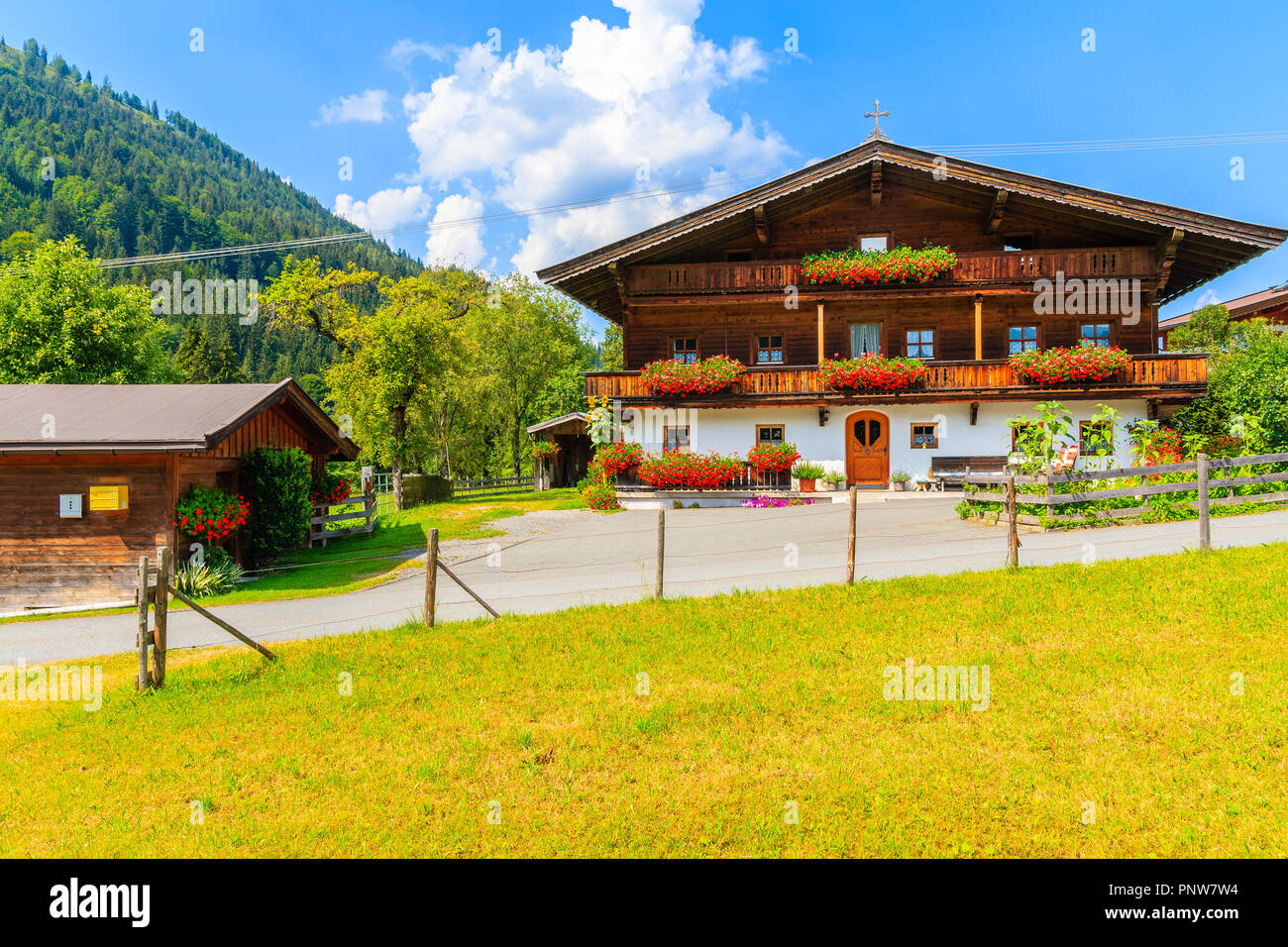 Tradizionale casa di legno decorate con fiori in piccolo villaggio nei pressi di Kitzbuhel, Tirolo, Austria Foto Stock