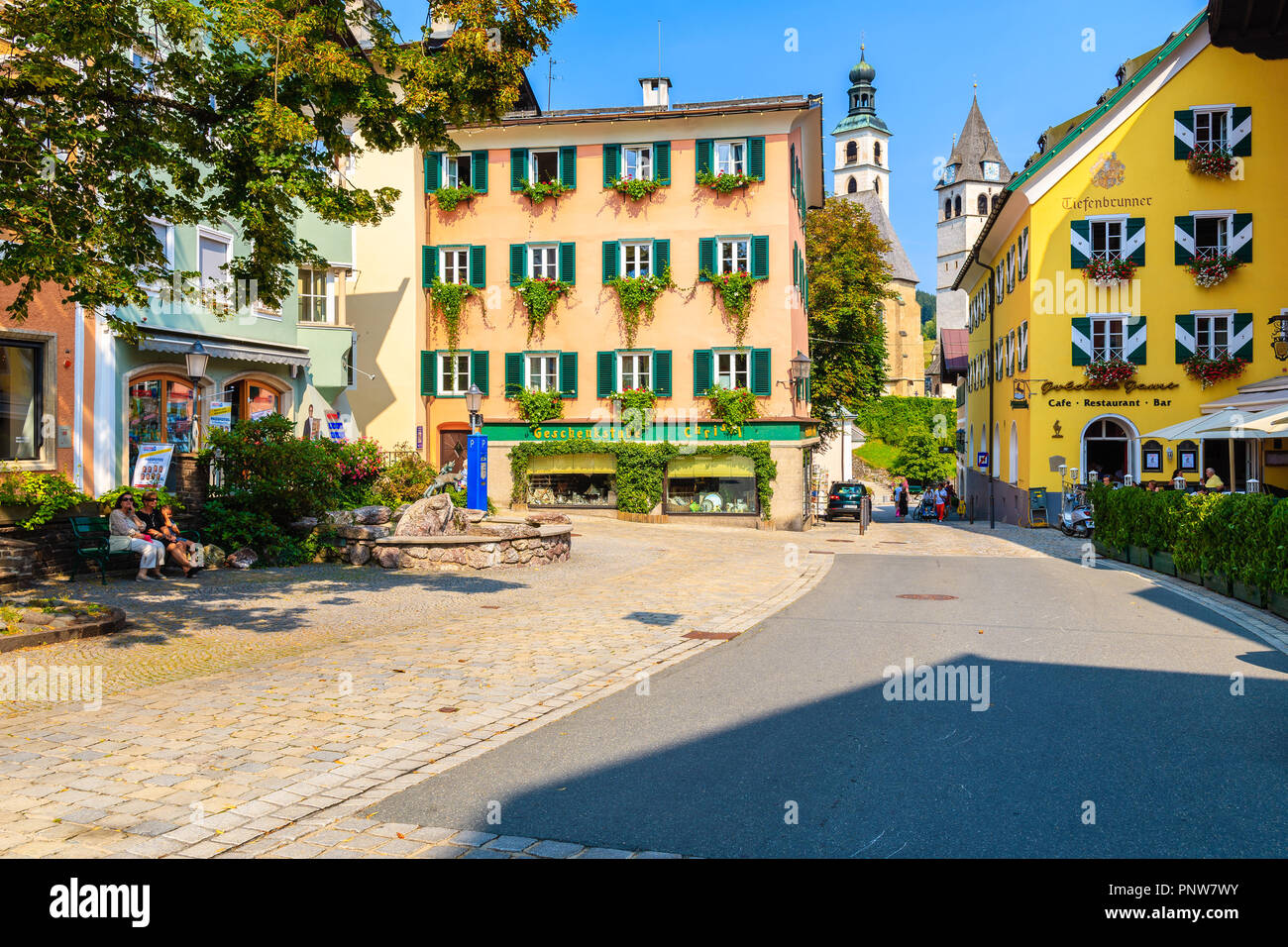 Dalla città di Kitzbuhel, Austria - Agosto 1, 2018: case sulla strada di Kitzbuhel città in estate. È austriaco popolari destinazioni di vacanza in estate. Foto Stock