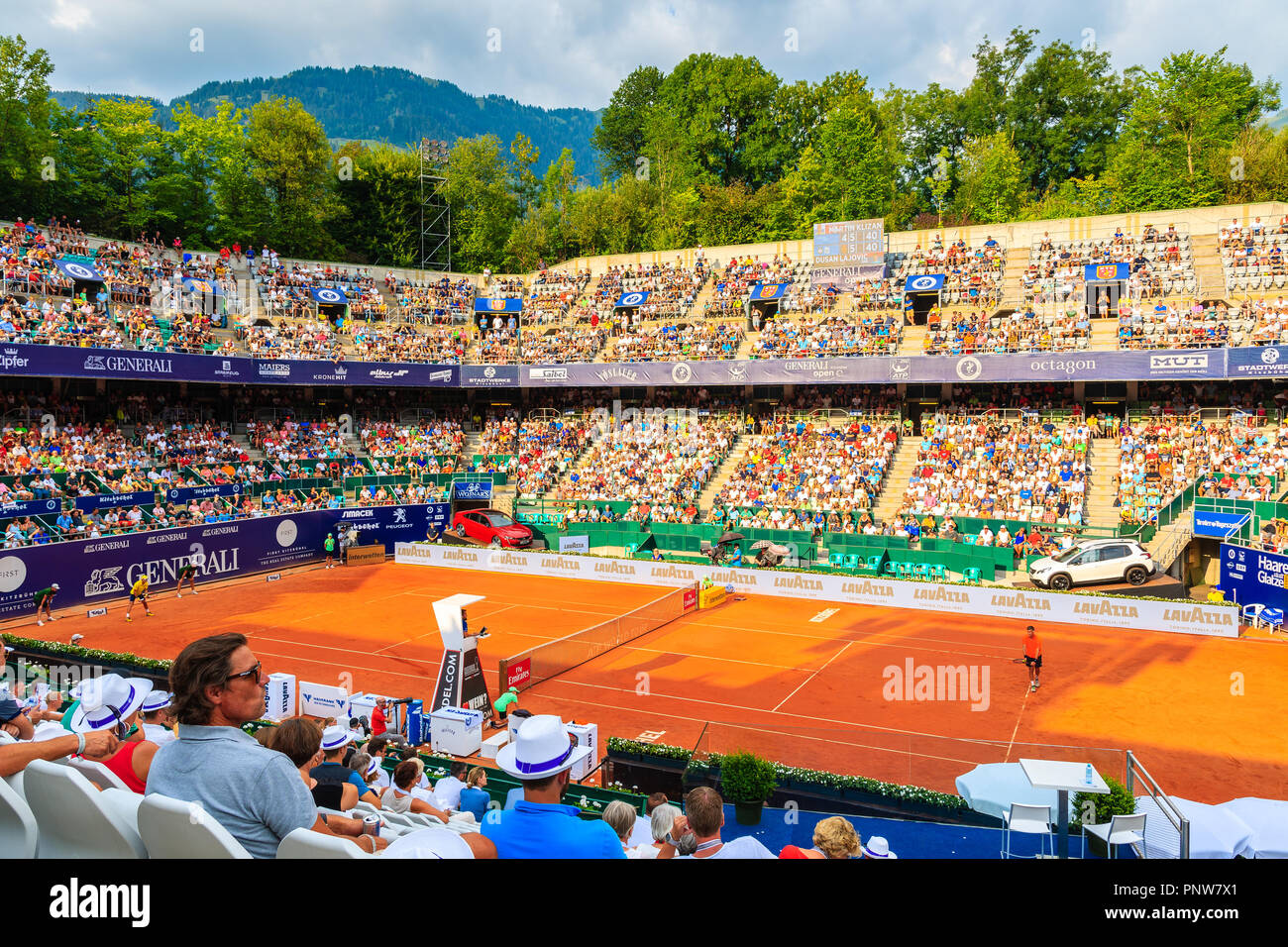 KITZBUHEL, Austria - Agosto 2, 2018: i giocatori giocando a tennis durante il torneo estivo nella città di Kitzbuhel, Tirolo. Questo concorso è sapere come Austrian Open Foto Stock