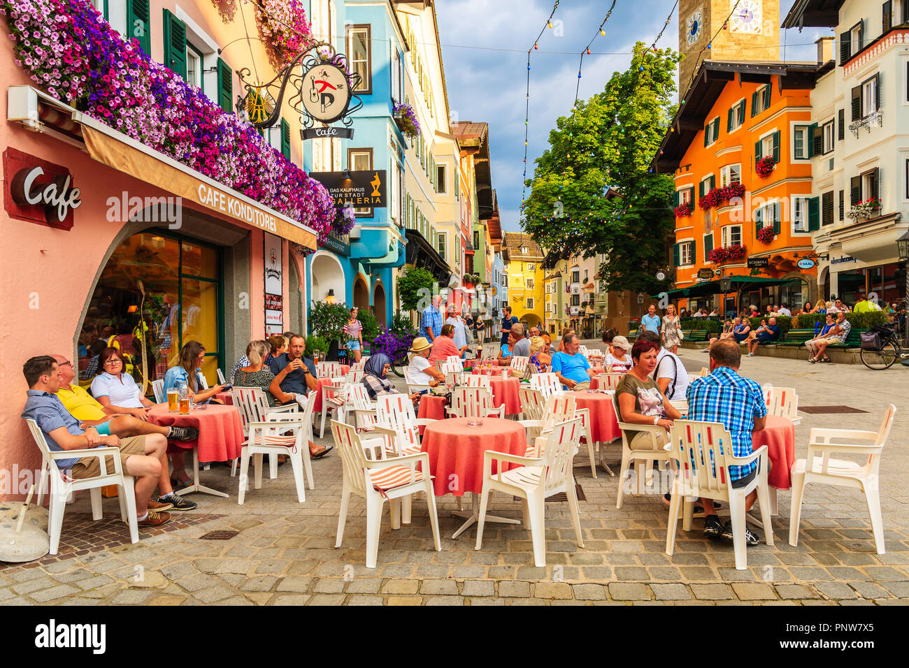 KITZBUHEL, Austria - Agosto 2, 2018: turisti seduti nel ristorante di strada nella città di Kitzbuhel, Tirolo. Questo posto è famosa destinazione di vacanza in estate s Foto Stock