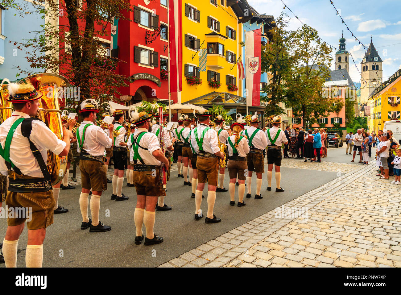 KITZBUHEL, Austria - Agosto 2, 2018: banda musicale locale in abito tradizionale outfits giocando su strada nella città di Kitzbuhel, Tirolo. Questo luogo è famoso holid Foto Stock