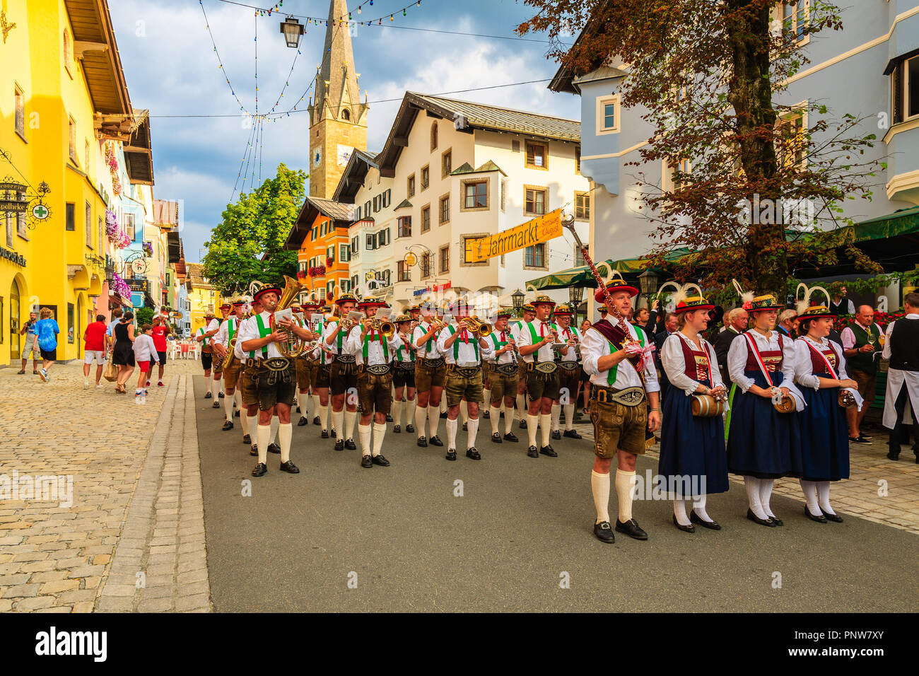 KITZBUHEL, Austria - Agosto 2, 2018: banda musicale locale in abito tradizionale outfits giocando su strada nella città di Kitzbuhel, Tirolo. Questo luogo è famoso holid Foto Stock