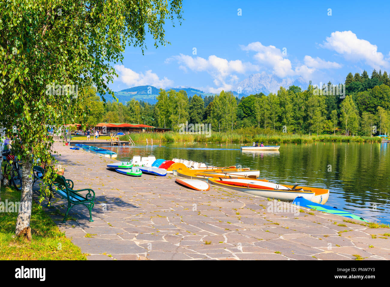 Barche sulla riva del lago Schwarzsee vicino a Kitzbuhel cittadina sulla splendida giornata estiva, Tirolo, Austria Foto Stock