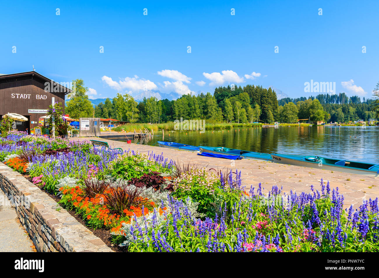 Lago Schwarzsee, Tirol - Agosto 3, 2018: Promenade con fiori sulla riva del lago Schwarzsee vicino a Kitzbuhel cittadina sulla splendida giornata estiva, Austria. Questo pl Foto Stock