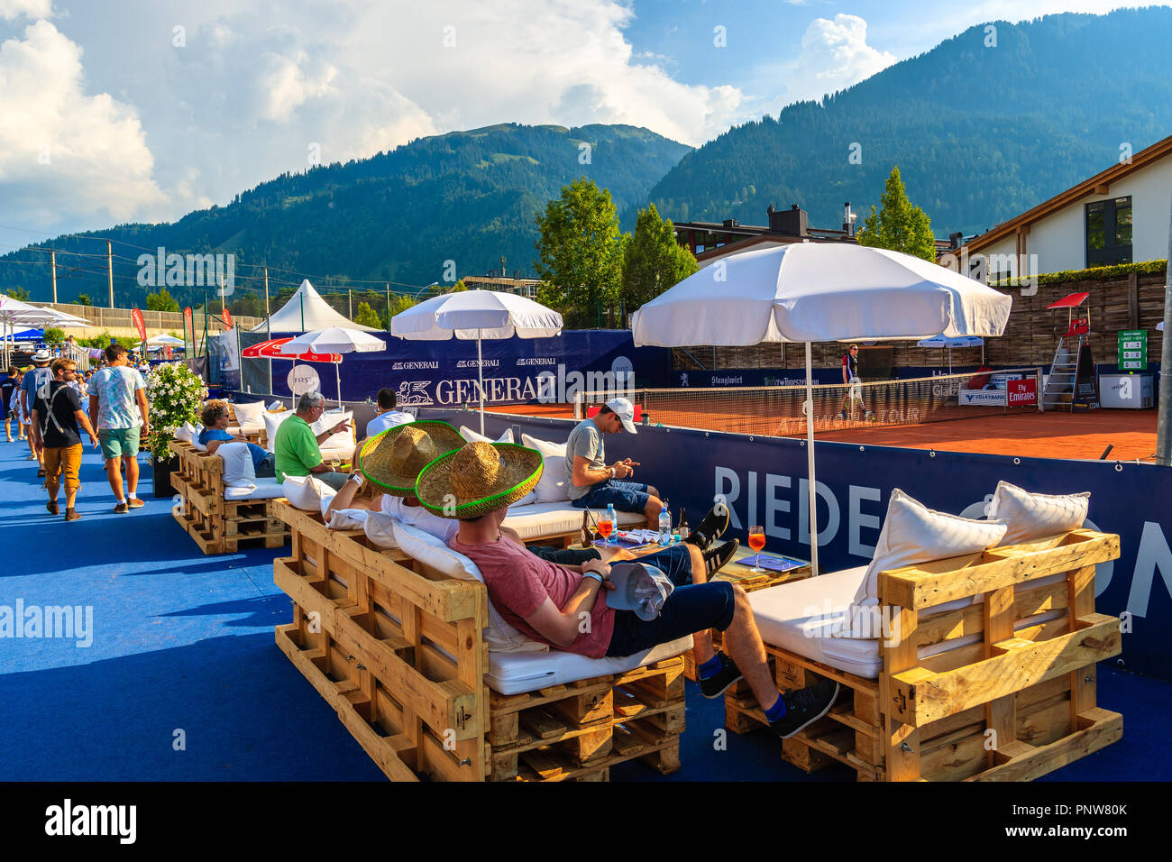 KITZBUHEL, Austria - Agosto 2, 2018: la gente a guardare il tennis durante il torneo estivo nella città di Kitzbuhel, Tirolo. Questo concorso è noto come Austrian Open Foto Stock