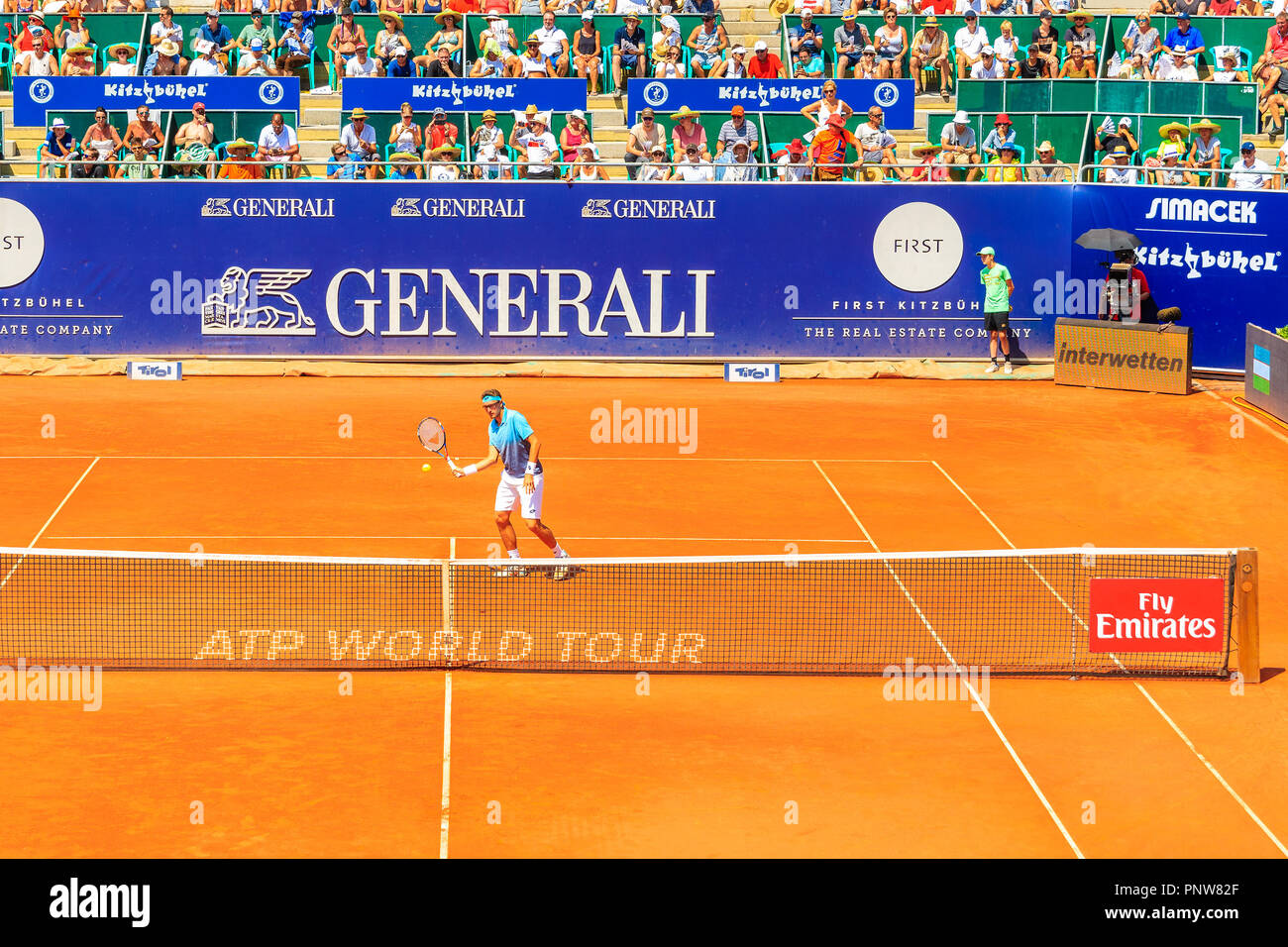 KITZBUHEL, Austria - Agosto 2, 2018: i giocatori giocando a tennis durante il torneo estivo nella città di Kitzbuhel, Tirolo. Questo concorso è noto come Austrian Open Foto Stock