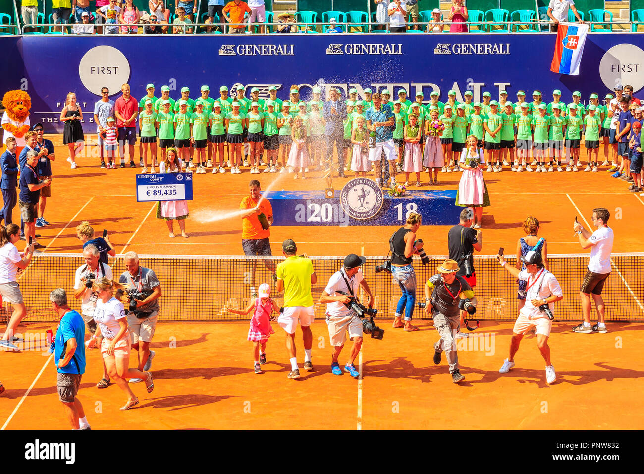 KITZBUHEL, Austria - Agosto 4, 2018: Martin Klizan celebrando la vittoria al gioco finale durante il torneo estivo nella città di Kitzbuhel, Tirolo. Questo concorso Foto Stock