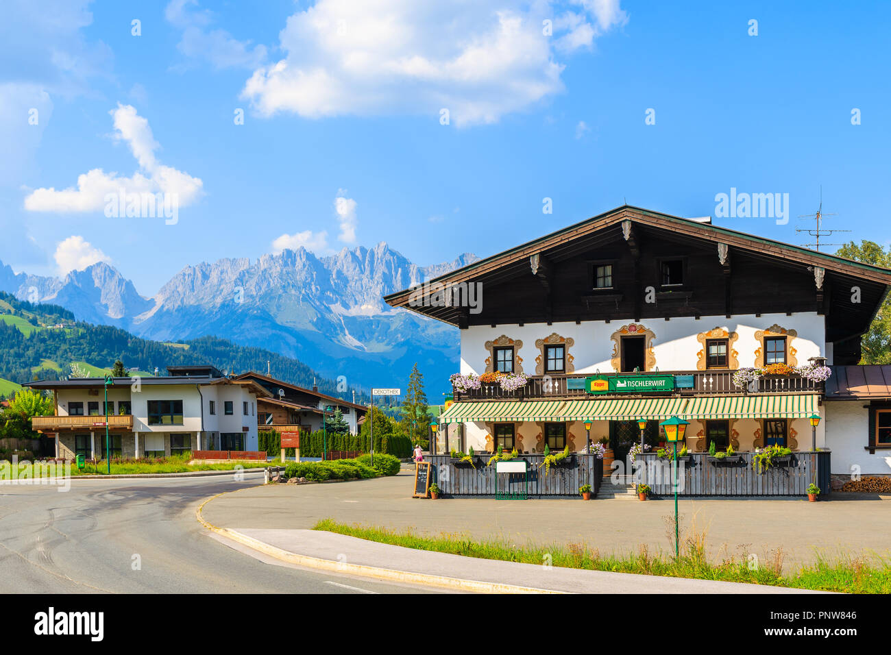 REITH bei Kitzbühel, Austria - Agosto 4, 2018: tipiche case di tipo alpino sulla strada di Reith bei Kitzbuhel città in estate bellissimo paesaggio di montagna delle Alpi Foto Stock