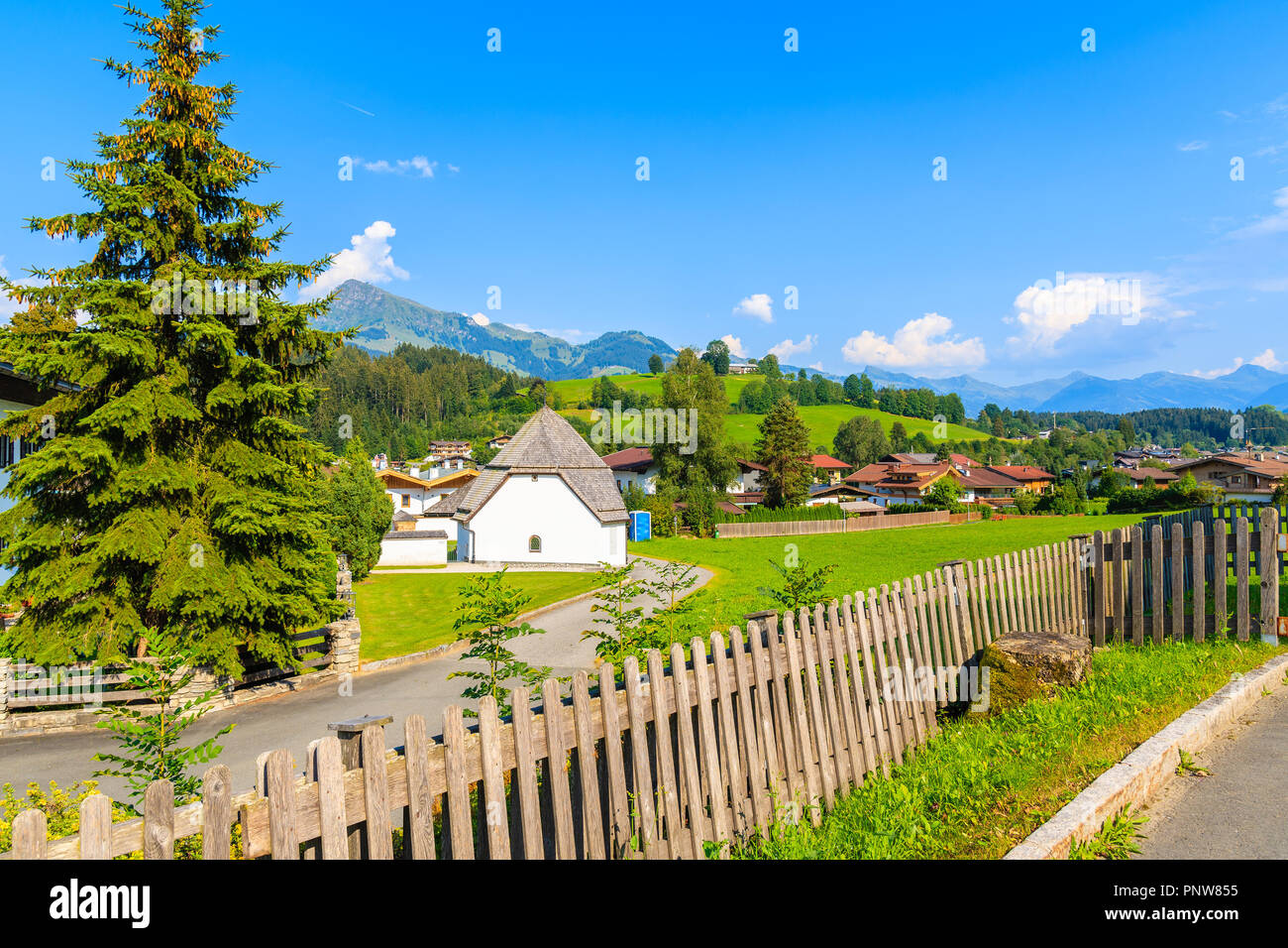 Tipico paese alpino Reith bei Kitzbuhel nelle Alpi Montagne Paesaggio estivo sulla giornata di sole, Tirolo, Austria Foto Stock