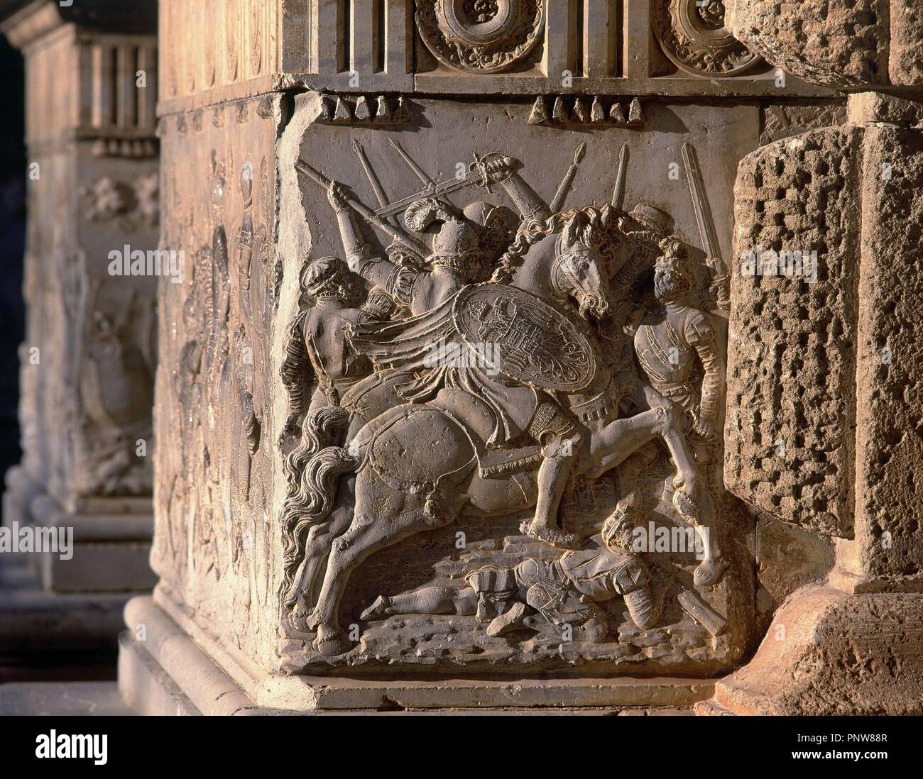 FACHADA OCCIDENTAL - piedistallo - RILIEVI EXALTANDO LA FIGURA DE CARLOS V - BATALLA DE PAVIA - S XVI. Autore: OREA JUAN DE. Posizione: Palacio de Carlos V. Granada. Spagna. Foto Stock