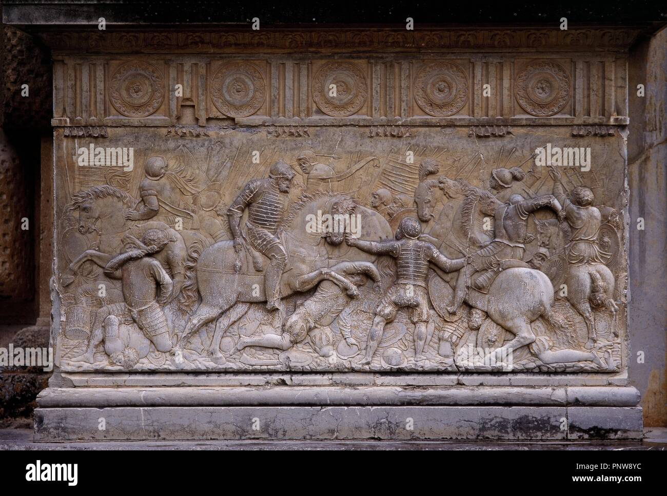 FACHADA OCCIDENTAL-BAJORRELIEVE DE LA BATALLA DE PAVIA-1525-VIRTUDES TRIUNFOS Y-RENACIMIENTO ESPAÑOL. Autore: MACHUCA (2004), Pedro. Posizione: Palacio de Carlos V. Granada. Spagna. Foto Stock