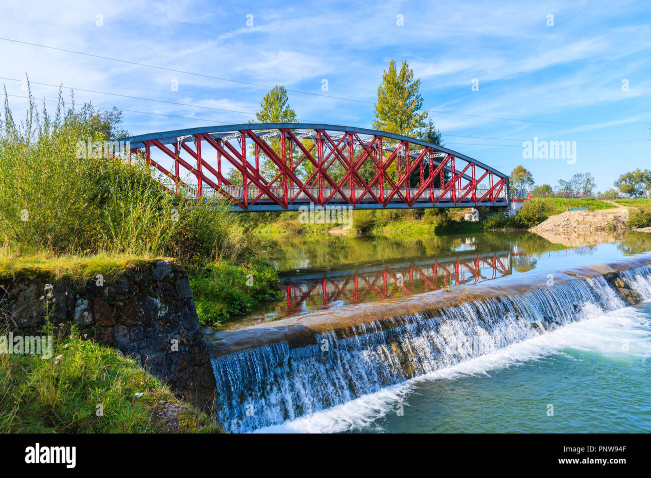 Ponte in acciaio per ciclisti su Czarny fiume Dunajec nei monti Tatra, Polonia Foto Stock