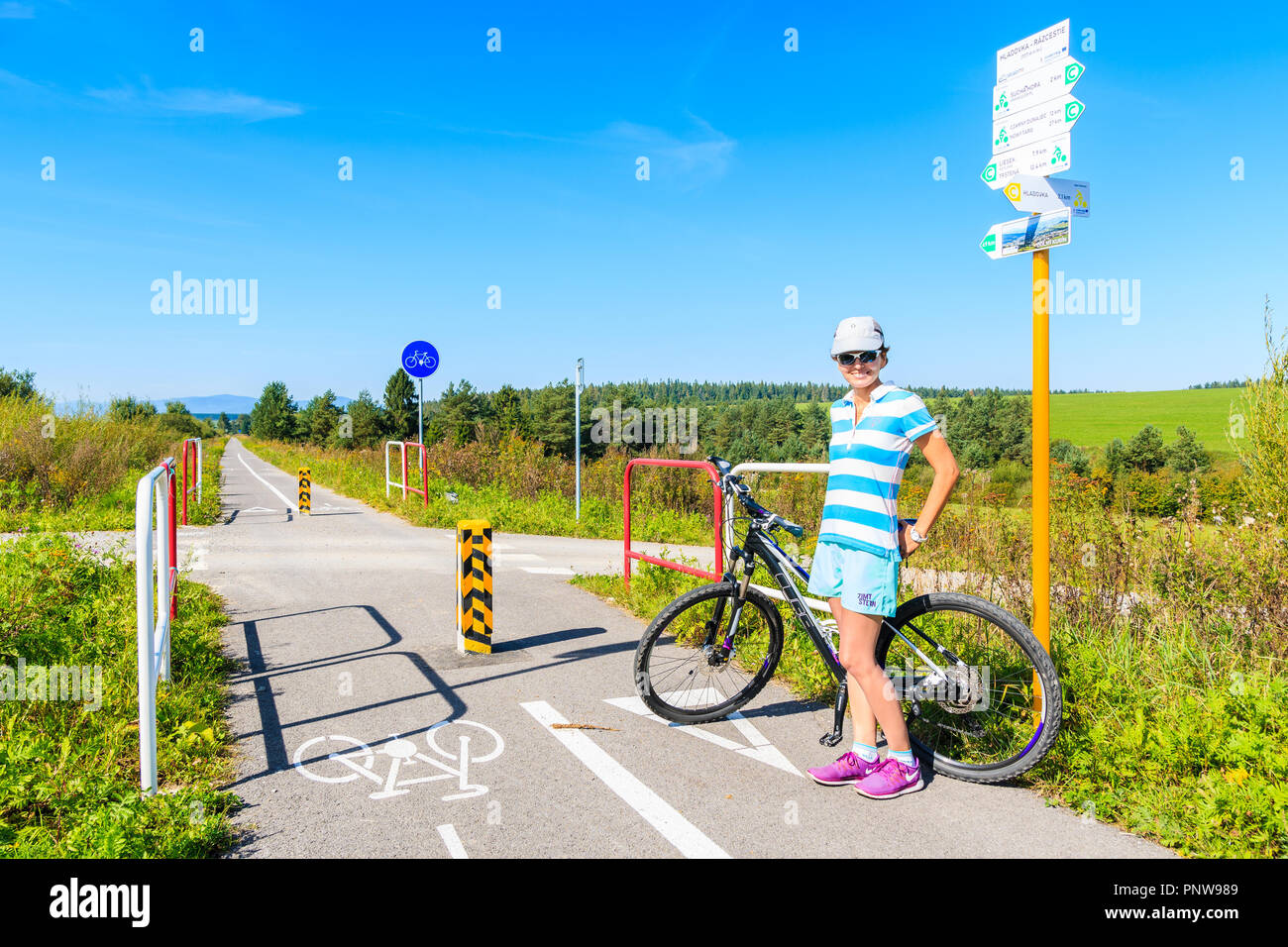 CZARNY DUNAJEC, Polonia - Sep 12, 2018: giovane donna con moto sulla pista ciclabile intorno a Monti Tatra vicino Czarny Dunajec village. Il punto finale è in Foto Stock