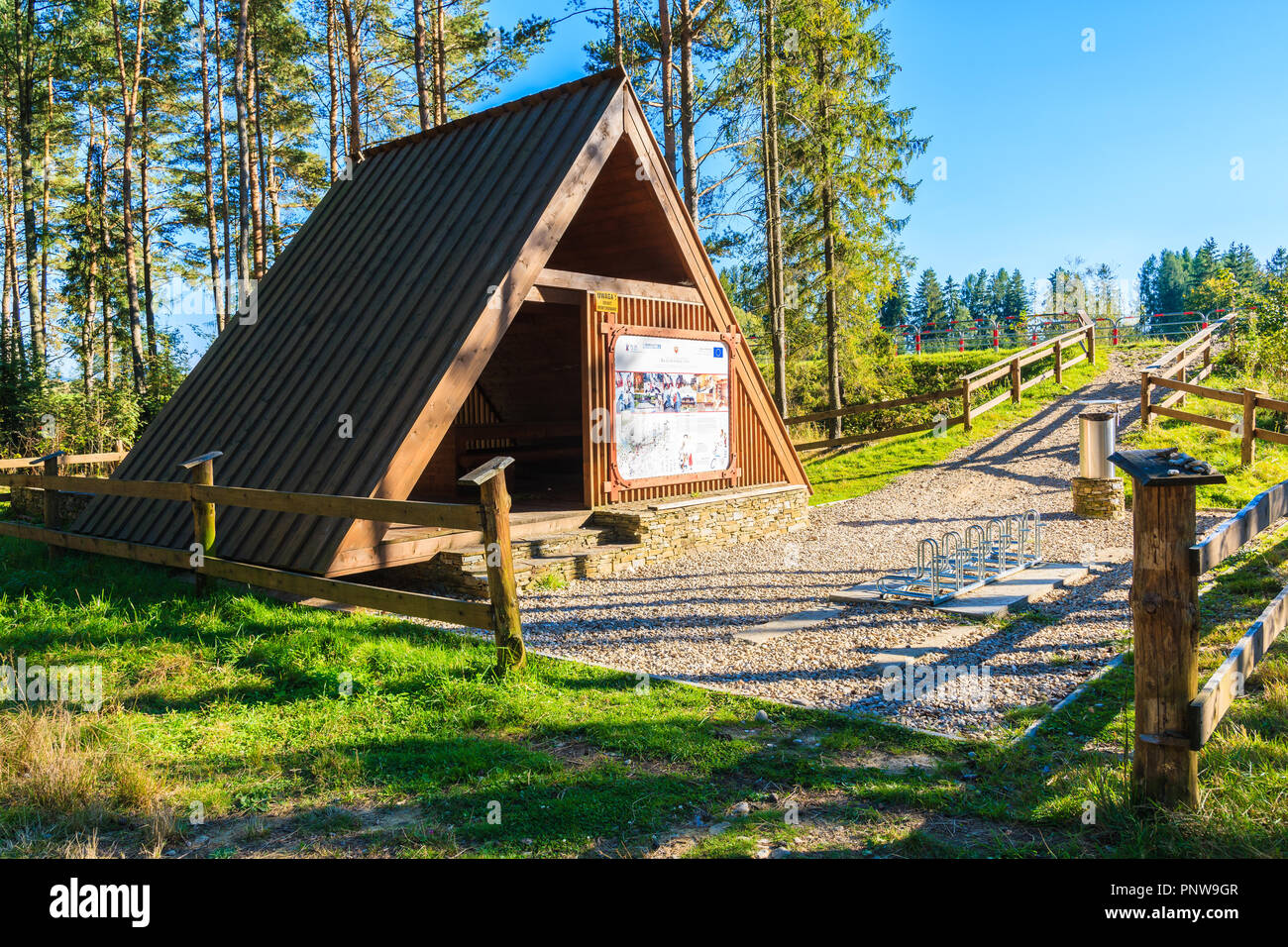 CZARNY DUNAJEC, Polonia - Sep 12, 2018; baita in legno per ciclisti sulla via attorno a Monti Tatra, Czarny Dunajec village. End point si trova a Treste Foto Stock