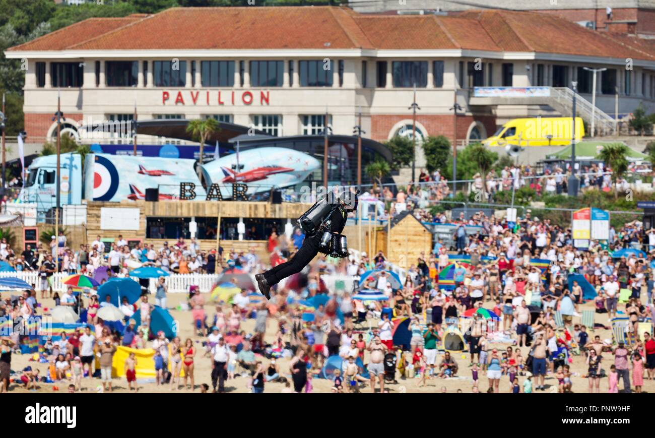 Industrie di gravità la visualizzazione è jet power volo umano muta il primo display per uso pubblico nel Regno Unito di fronte agli spettatori sul lungomare di Bournemouth Foto Stock