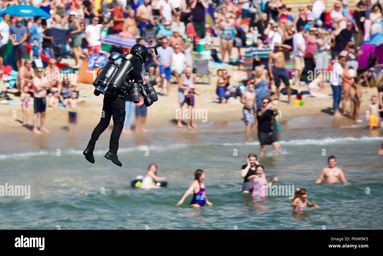 Industrie di gravità la visualizzazione è jet power volo umano muta il primo display per uso pubblico nel Regno Unito di fronte agli spettatori sul lungomare di Bournemouth Foto Stock