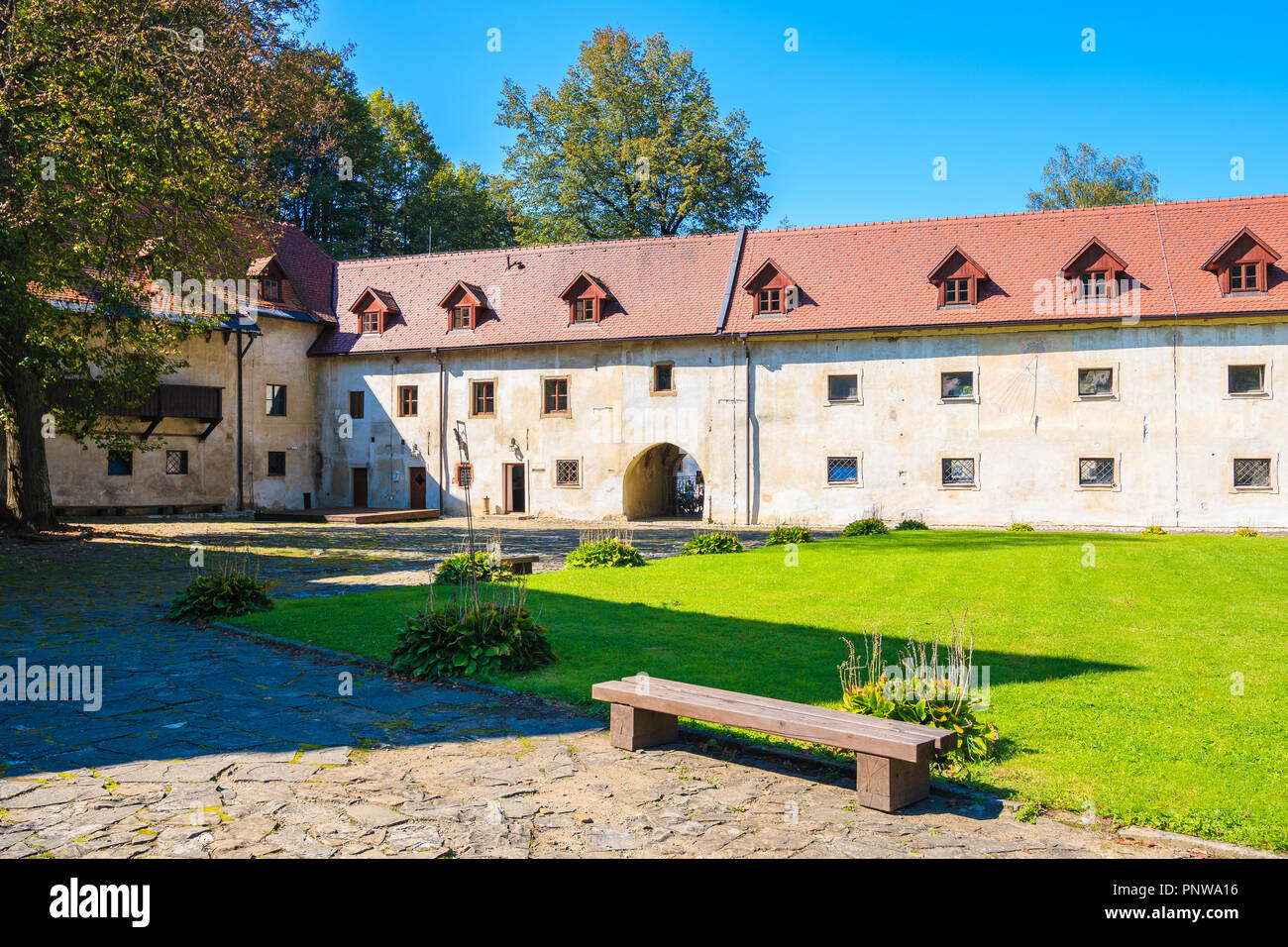Green park di Cerveny Klastor (Monastero rosso) che si trova vicino al fiume Dunajec nel Pieniny Mountains, Slovacchia Foto Stock