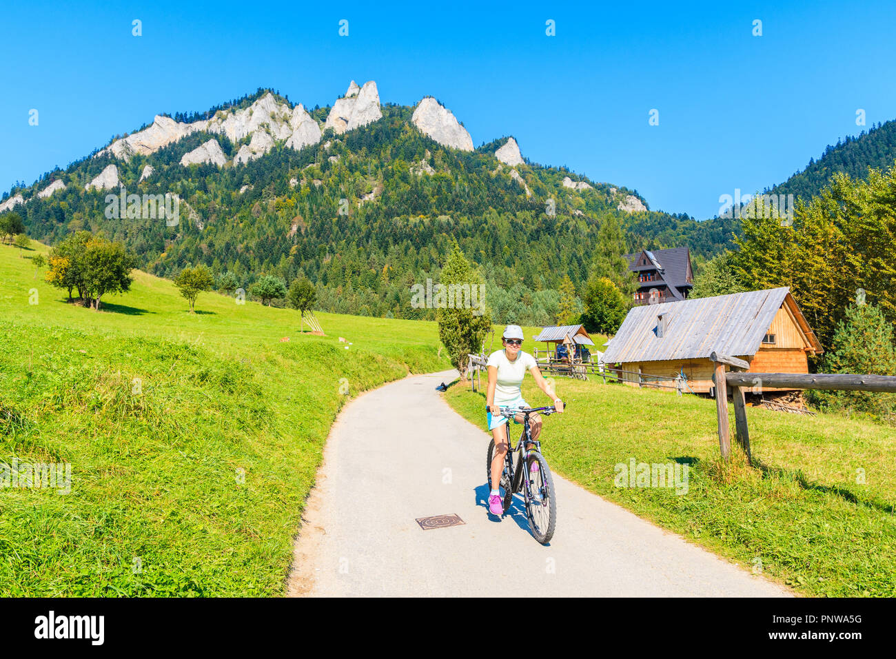 Giovane donna escursioni in bicicletta nei pressi di Trzy Korony (Tre Corone) soleggiata giornata autunnale, Pieniny Mountains, Polonia Foto Stock