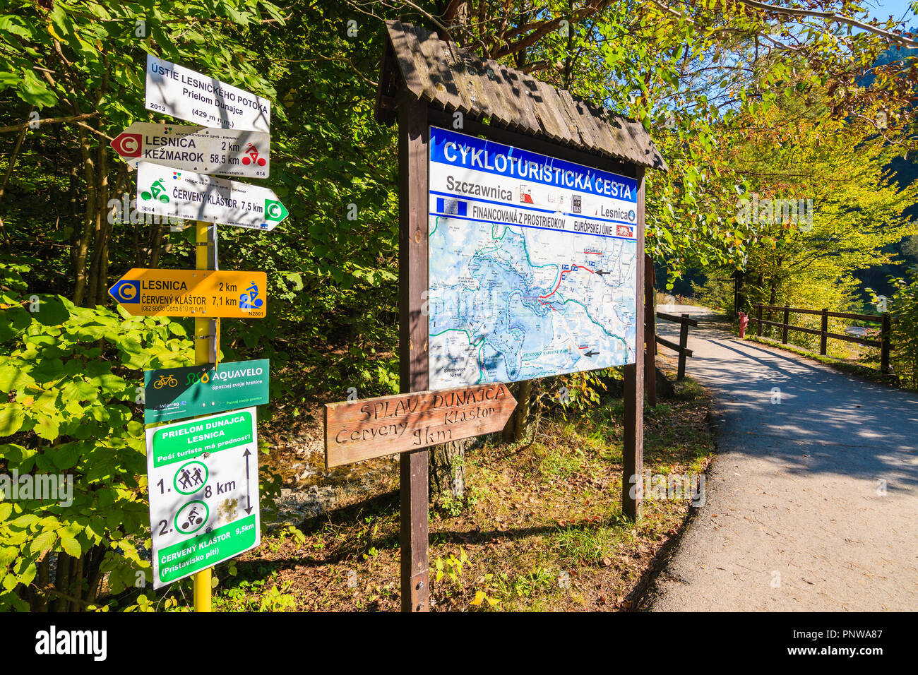 PIENINY MOUNTAINS, Polonia - Sep 19, 2018: mappa e indicazioni su trekking e percorsi in bicicletta sulla soleggiata giornata autunnale. Questa catena montuosa è famosa tou Foto Stock