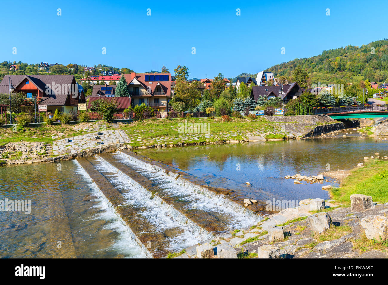 SZCZAWNICA, Polonia - Sep 19, 2018: vista del fiume Grajcarek e il lungomare in Szczawnica. Questo posto è una nota località turistica famosa per la sua favorabl Foto Stock