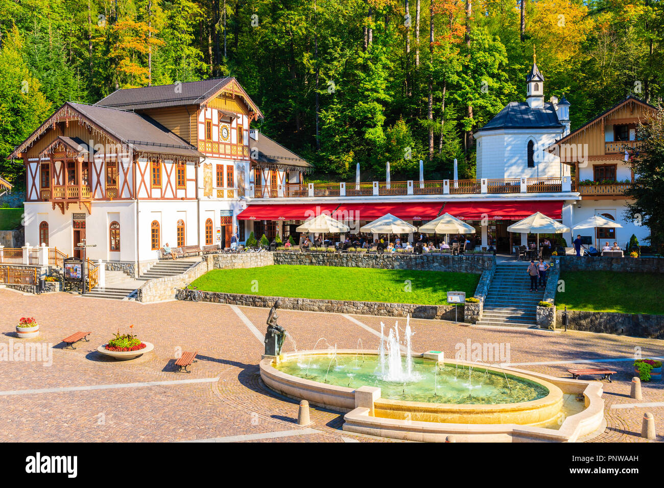 SZCZAWNICA, Polonia - Sep 19, 2018: bellissimi edifici storici di Szczawnica spa sulla soleggiata giornata autunnale. Questo posto è una rinomata località balneare famosa f Foto Stock
