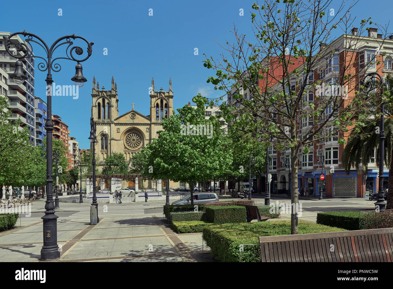 Plaza campinos de Begoña e la parrocchia di San Lorenzo in background nella città di Gijon, Asturias, Spagna Foto Stock