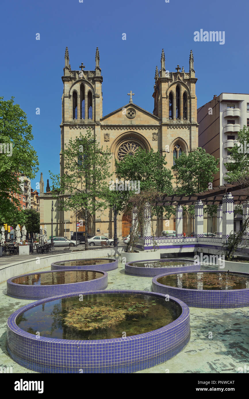 Plaza campinos de Begona e Parroquia de San Lorenzo in background nella città di Gijon, Asturias, Spagna Foto Stock