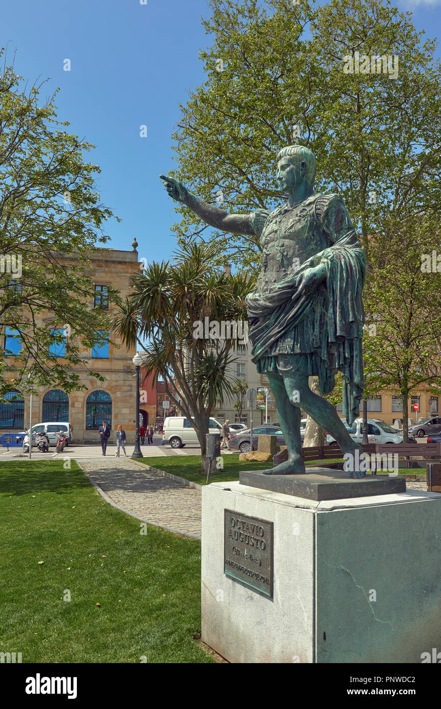 Scultura di Octavio Augusto nel campo Valdés della città di Gijon, Principato delle Asturie, Spagna, Europa Foto Stock