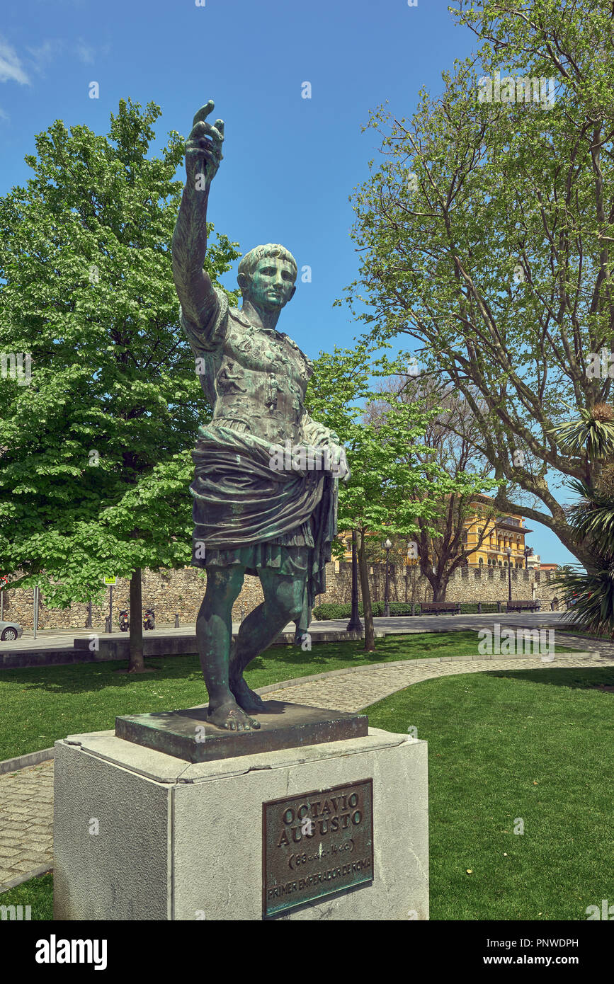 Scultura di Octavio Augusto nel campo Valdés della città di Gijon, Principato delle Asturie, Spagna, Europa Foto Stock