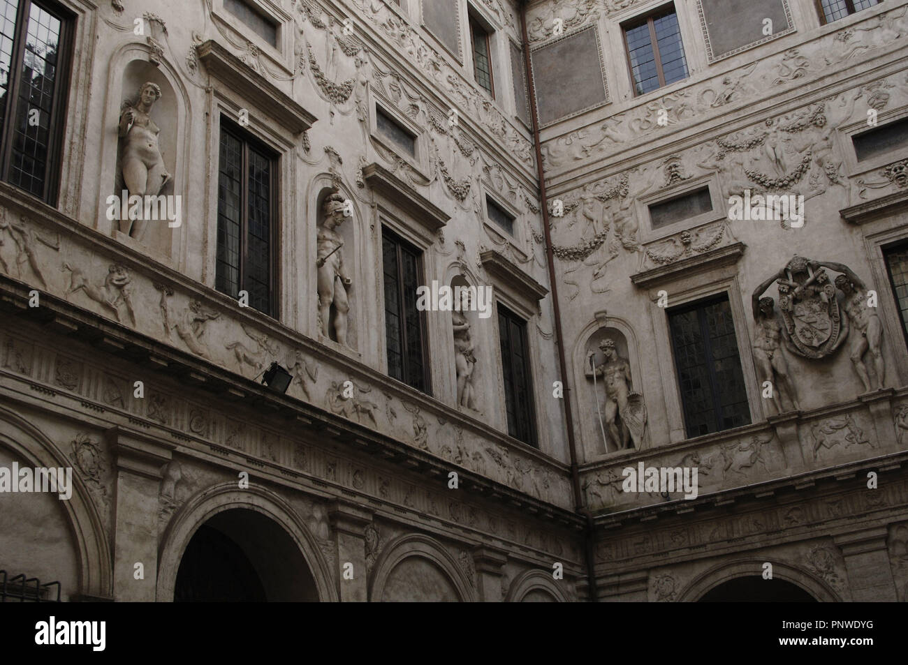 L'Italia. Roma. Spada del palazzo. Costruito nel XVI secolo e ristrutturato nel xvii secolo da Francesco Borromini (1599-1667). Cortile. Foto Stock
