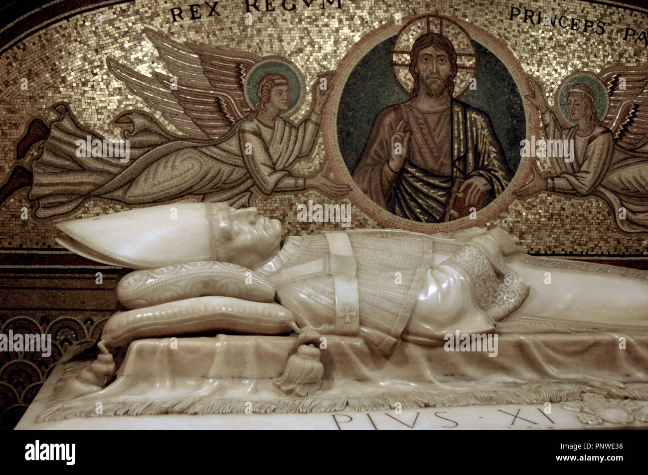 Tomba di Papa Pio XI(1857-1939). Scolpito da Giannino Castiglioni (1884-1971). Rosa sarcofago di marmo. Al centro vi è il monogramma di Cristo e un iscrizione sul bordo del coperchio. Grotte Vaticane. Città del Vaticano. Foto Stock