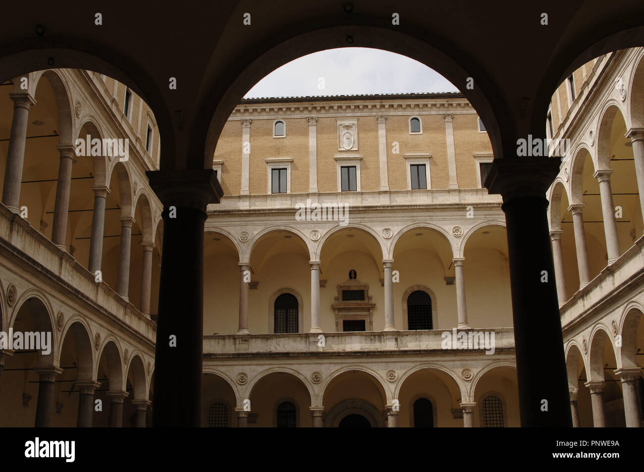 L'Italia. Roma. Palazzo della Cancelleria (Palazzo della Cancelleria). Renaissance. Costruito tra il 1489-1513. Architetto sconosciuto. Cortile. Foto Stock