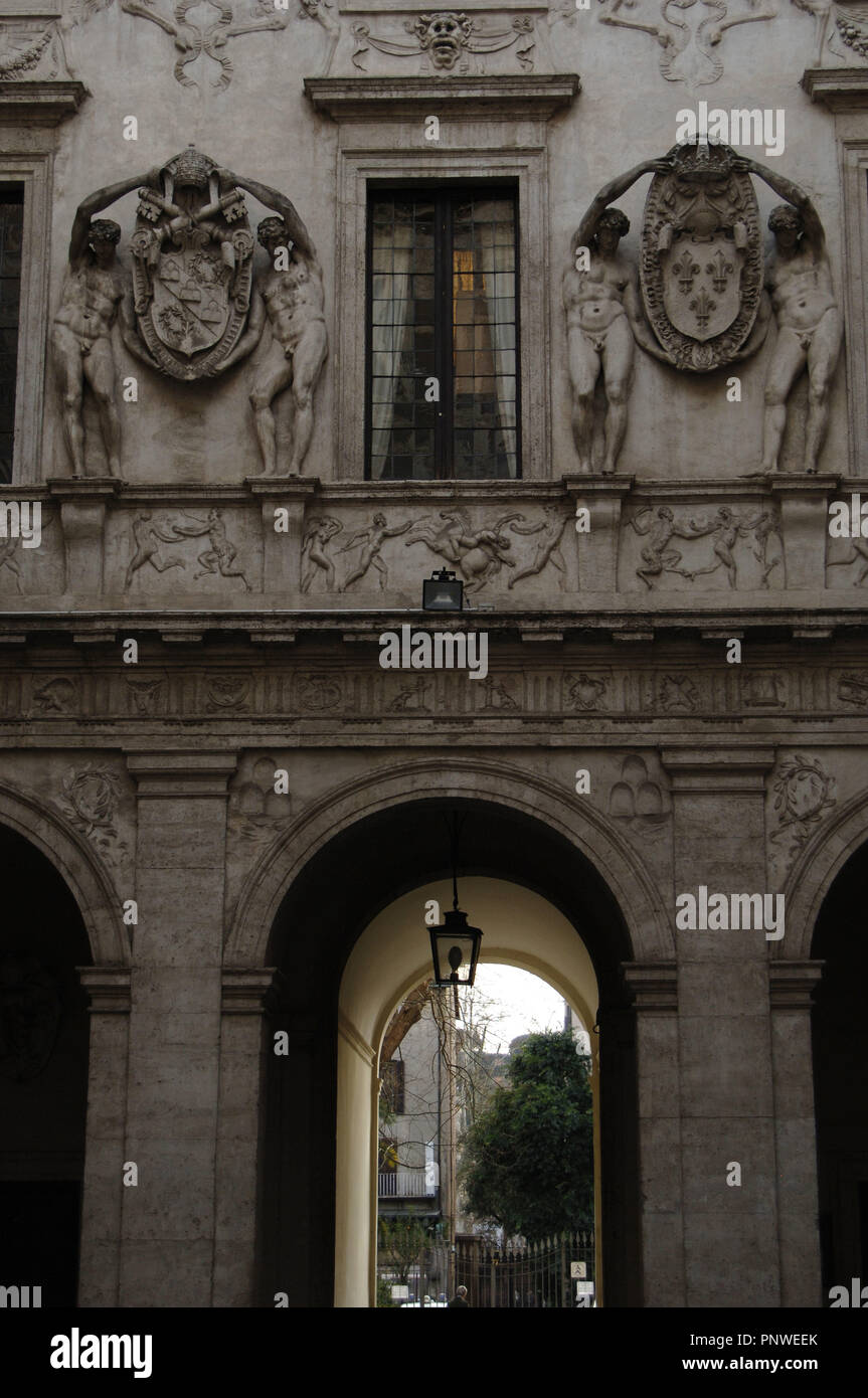 L'Italia. Roma. Spada del palazzo. Costruito nel XVI secolo e ristrutturato nel xvii secolo da Francesco Borromini (1599-1667). Cortile. Foto Stock