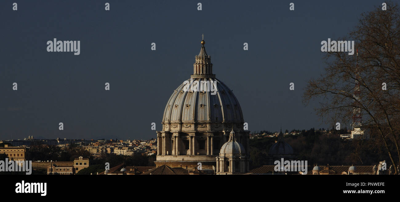 Città del Vaticano. Cupola della Basilica di San Pietro, costruita da Michelangelo (1475-1564) e completata da Domenico Fontana (1543-1607) e Giacomo della Porta (1540-1602). Il XVI secolo. Esterno. Foto Stock