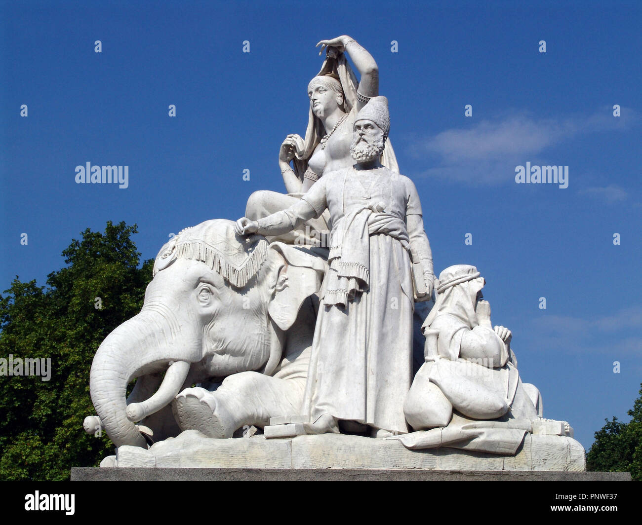 Grupo escultórico representando un ASIA, obra del escultor irlandés John Henry Foley (1818-1874). Simboliza la extensión del Imperio Británico. Se encuentra en el Albert Memorial, en los jardines de Kensington. Hyde Park. Londres. Inglaterra. Foto Stock