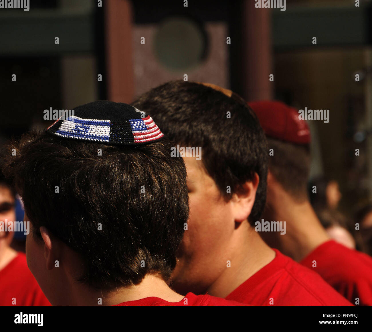 Giovani ebrei con la kippa o yarmulke con American e bandiere israeliane. New York. Stati Uniti. Foto Stock